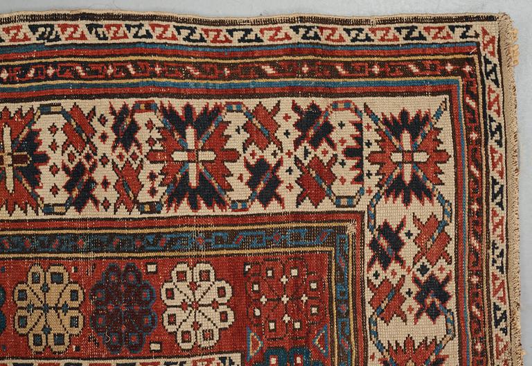 MATTA, antik Shirvan, Tsarryssland, ca 277-288,5 x 139-140 cm (samt kortsidorna med 1 cm slätväv).