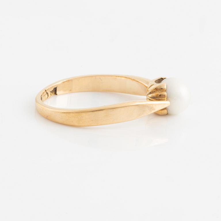 Ring 18K guld med en pärla, möjligen naturlig.