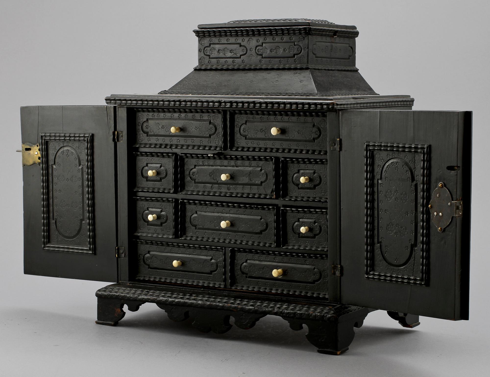 KABINETTSKÅP, barock, 1700-talets första hälft.