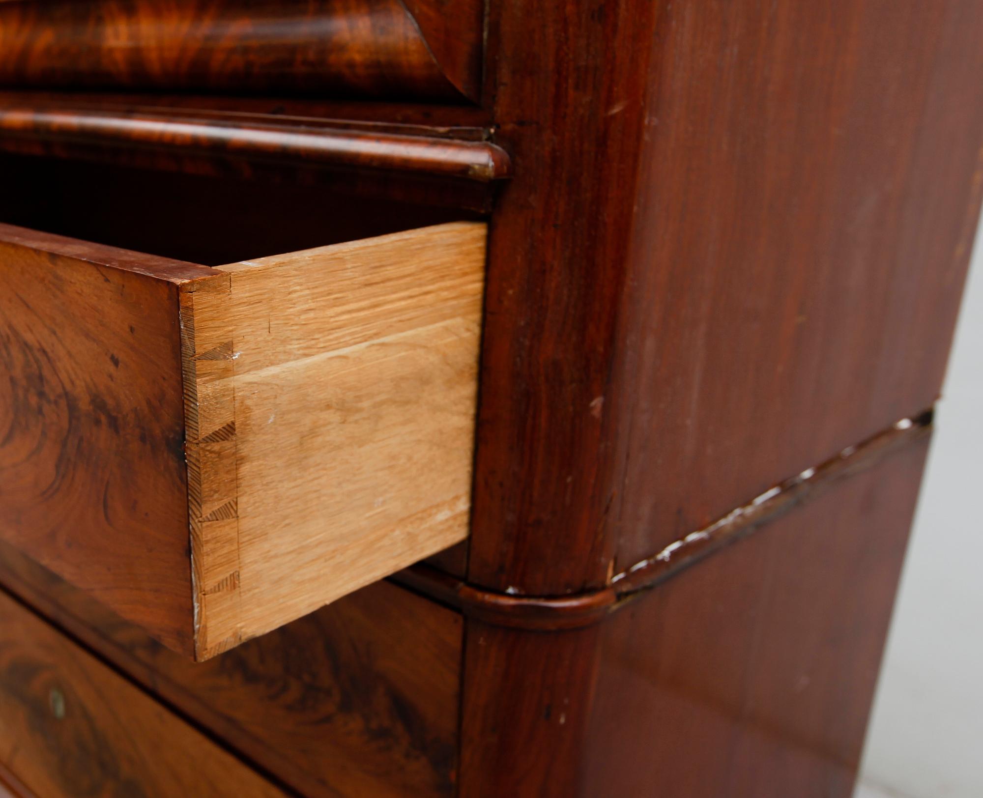 CHIFFONJÉ, 1800-talets andra hälft.