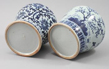 VASER, 2 st, porslin, Kina, modern tillverkning.