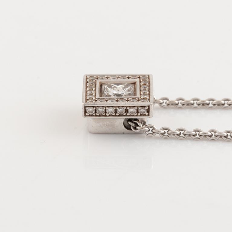 Pendant in white gold with princess-cut diamond and brilliant-cut diamonds. With chain.