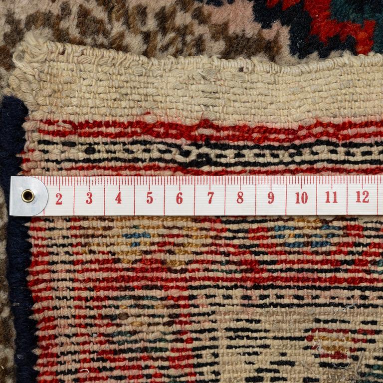 A runner carpetorient, 480 x 103 cm.