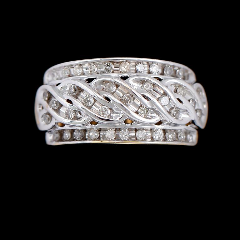 RING, 10 k guld och vitguld, briljantslipade diamanter tot 0.50 ct.