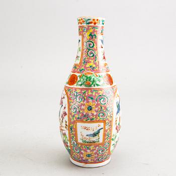 A Chinese vase, late Qing dynasty, circa 1900.