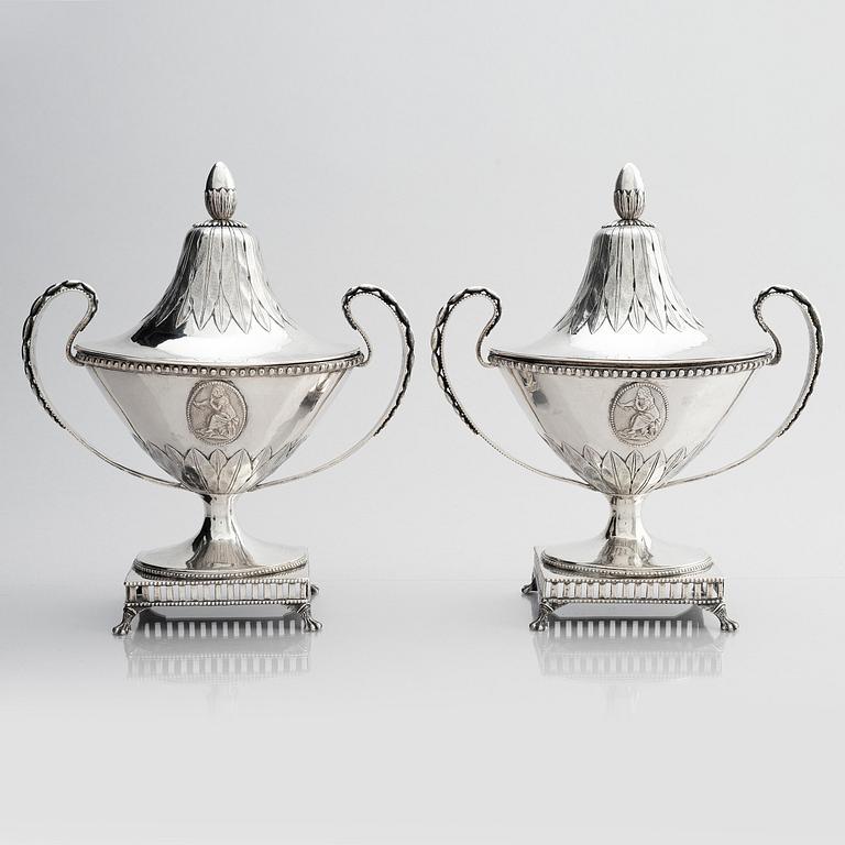 Gustaf Henrik Sidwall, sockerskålar med lock, ett par, silver, Norrköping 1793. Gustavianska.