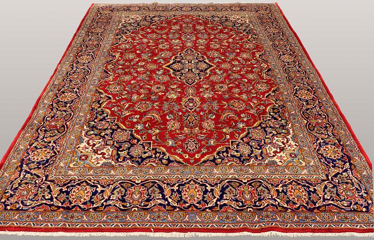 A CARPET, Kashan, ca 387 x 223 cm.