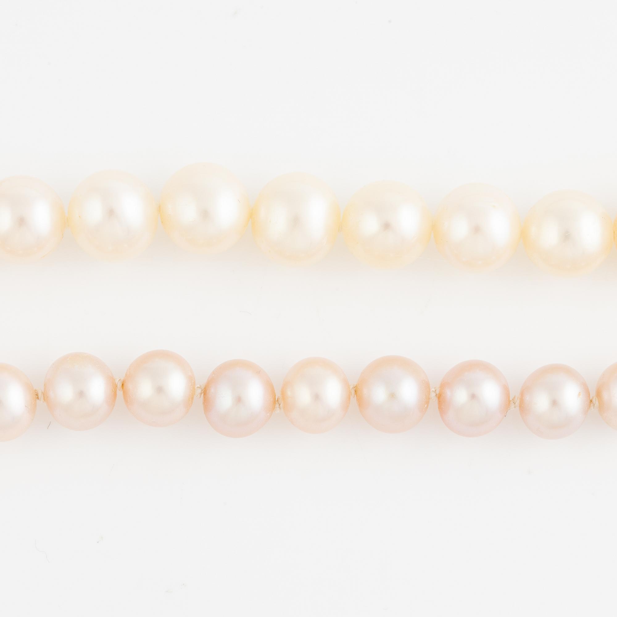 Two necklaces, cultured freshwater pearls, clasp 18K gold.