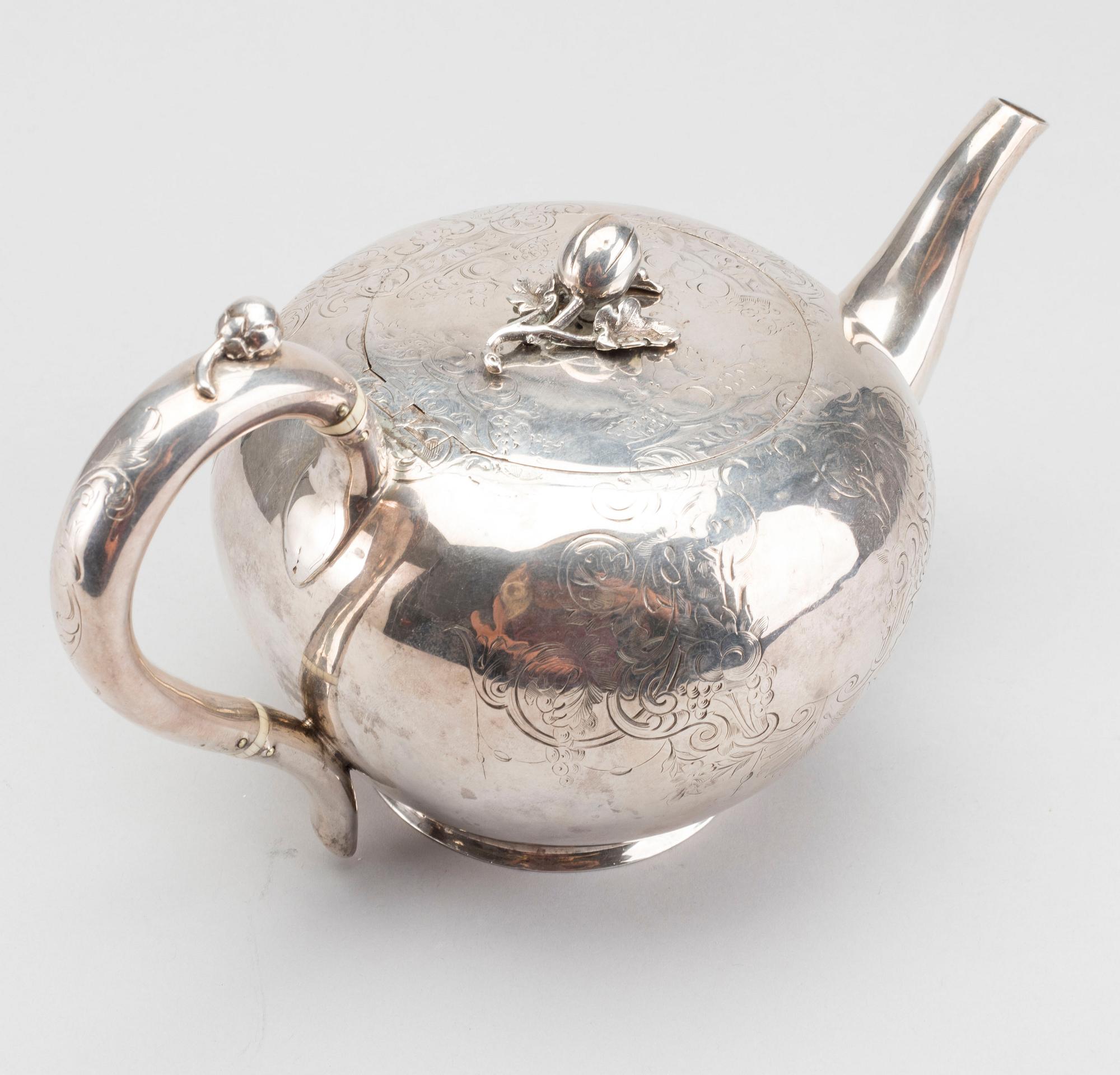 A SILVER TEAPOT LAMBERT COVENTRY St. 1860-1- London.