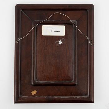 An enamelled procelain placque, late Qing dynasty, circa 1900.