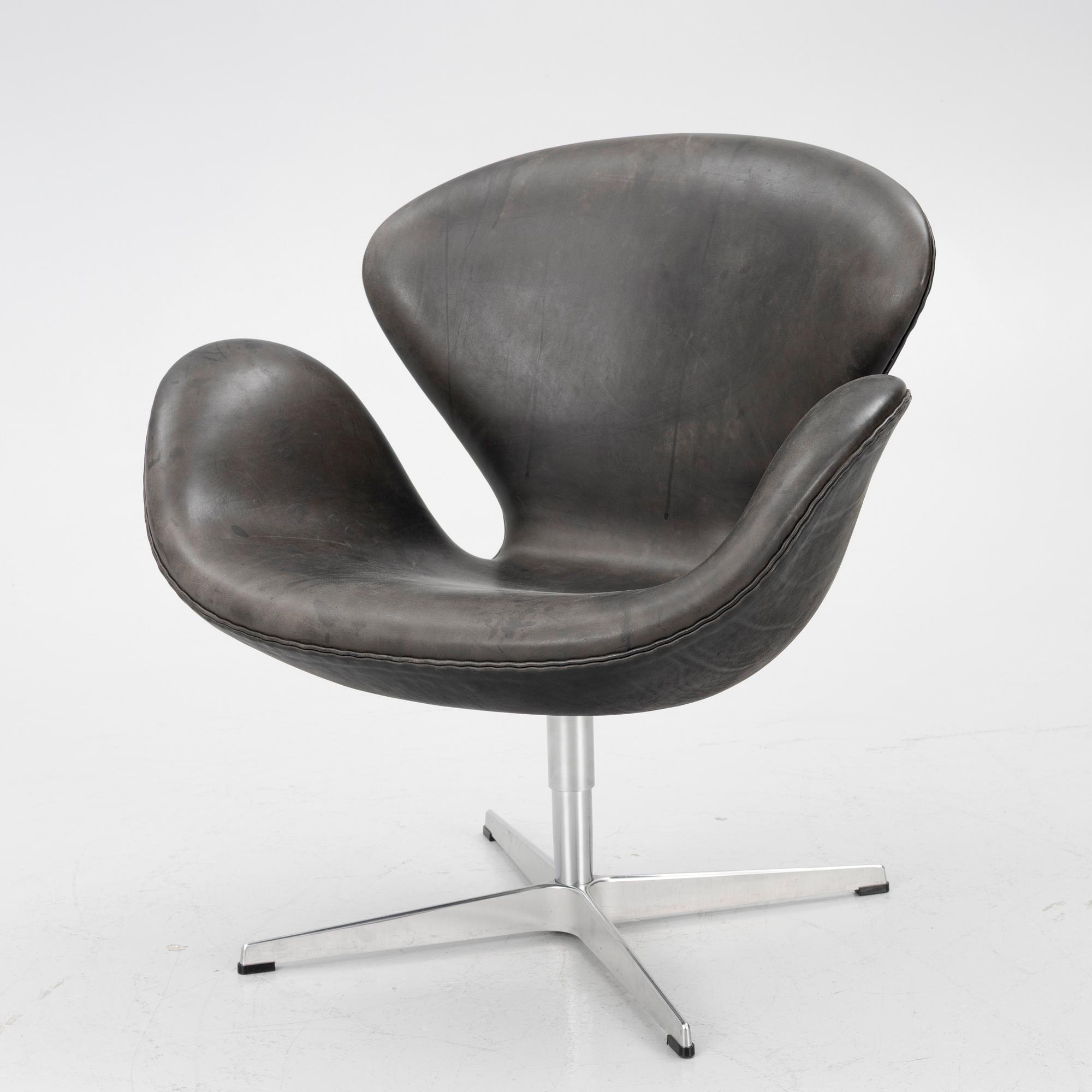 Arne Jacobsen, fåtölj, "Svanen", Fritz Hansen, 2006.