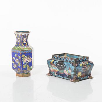 Vas och rökelsekar, cloisonné, Qingdynastin, 1800-tal.