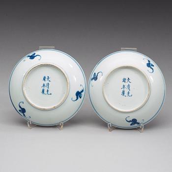 TALLRIKAR, två stycken, porslin. Qingdynastin, Guangxus märke och period (1875-1908).