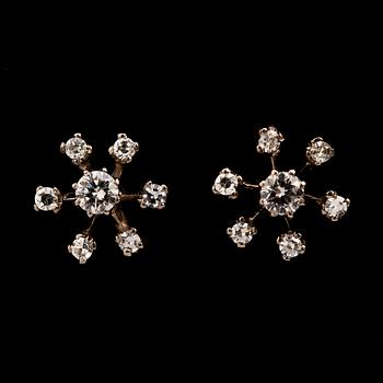 ÖRHÄNGEN, 18k vitguld med  2 briljantslipade diamanter och 12 åttkantslipade diamanter, tot ca 0.8 ct. Vikt 2 g.