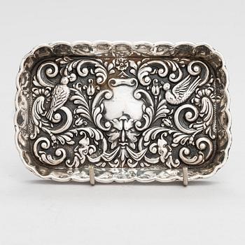 Lusikkapari, Lontoo 1787-91, purkki, Lontoo 1891 ja vati, Chester 1906, sterlinghopeaa, Englanti.