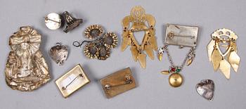 DRÄKTSMYCKEN, 11 st, silver och metall. 1800/1900-tal.