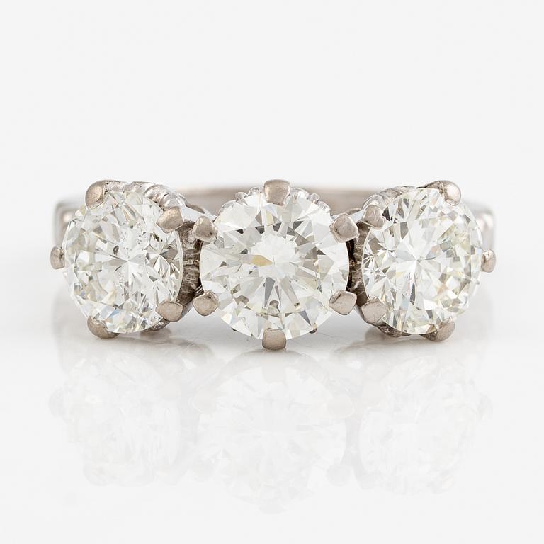Ring, trestensring, 18K vitguld med tre briljantslipade diamanter.