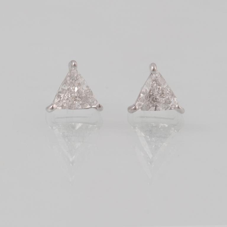 ÖRHÄNGEN, 18K vitguld med triangelslipade diamanter, xa 0.95 ct. Vikt 2,5 gram.