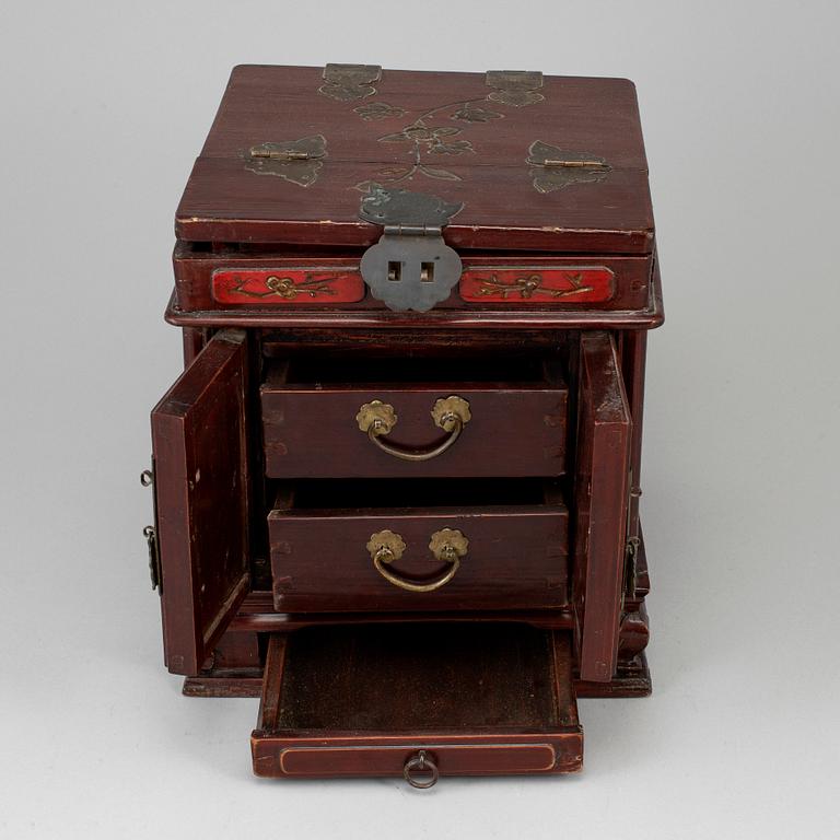 A 20th century chinese jewellery box.