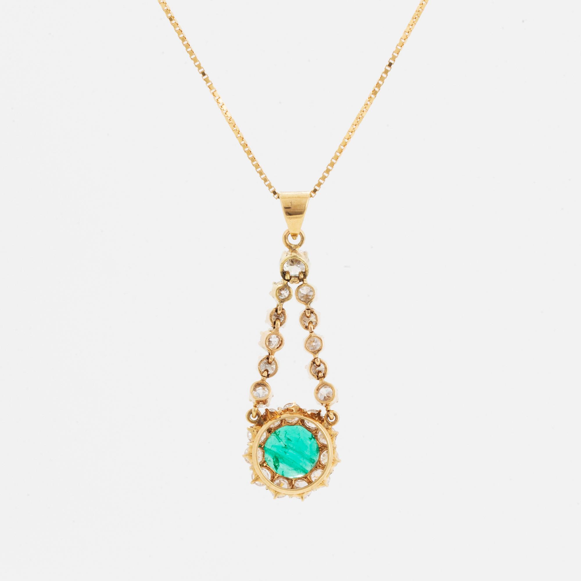 An 18K gold pendant set with a facted emerald.
