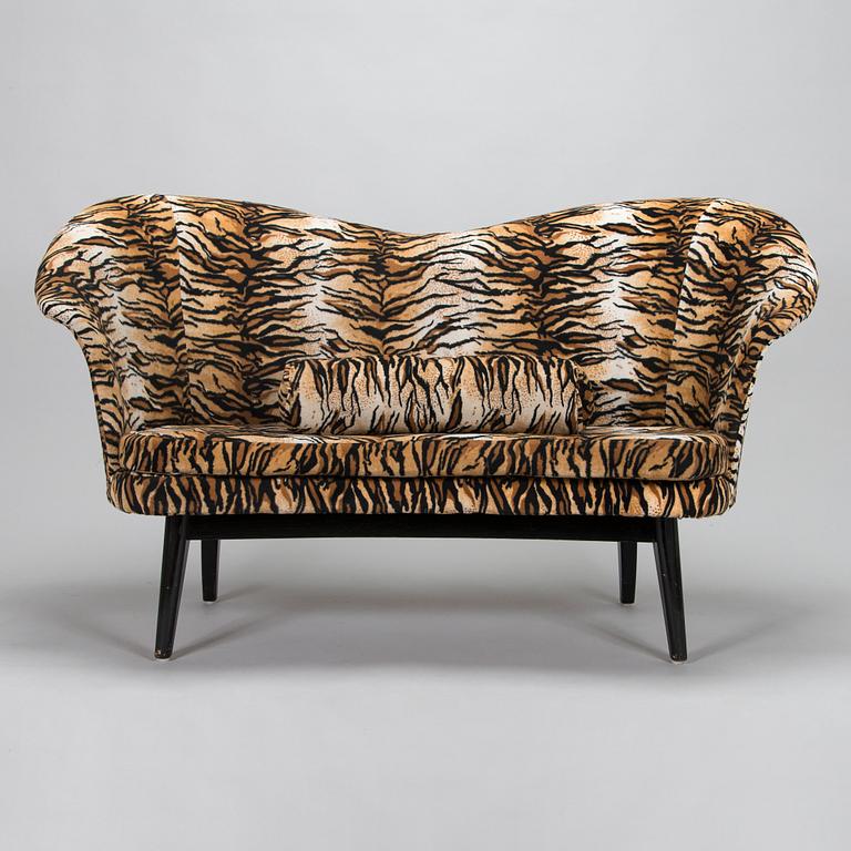 Olof Ottelin, soffa "Duetto" Kervo Snickerifabrik, Stockmann, 1900-talets mitt.