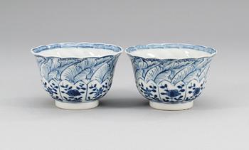 50. KOPPAR, ett par, porslin. Qing dynastin. Kangxi (1662-1722).