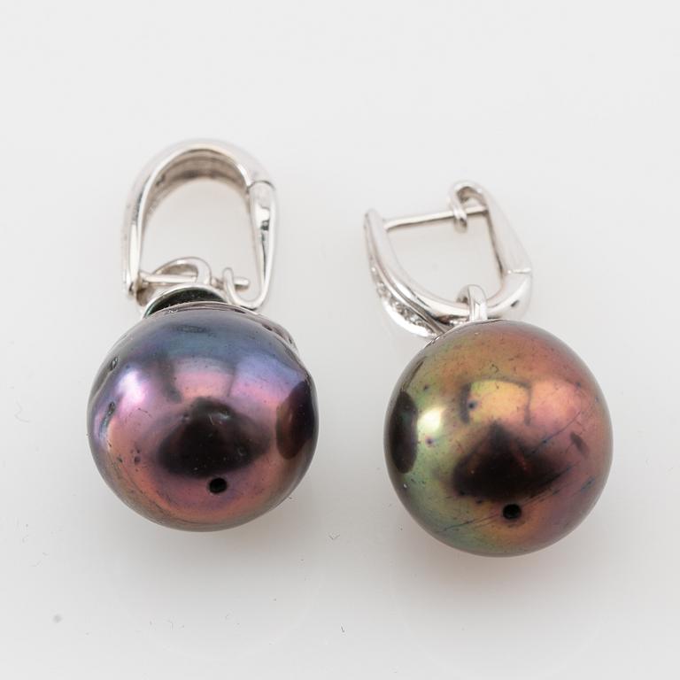 Örhängen 14K vitguld med Tahitipärlor och briljantslipade diamanter.