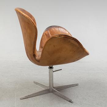 ARNE JACOBSEN, a "Svanen" easy chair, Fritz Hansen, Denmark.