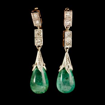 ÖRHÄNGEN, 1 par, 18 k vitguld/guld, smaragder samt diamanter,  svenska stämplar, 1900-talets första hälft.