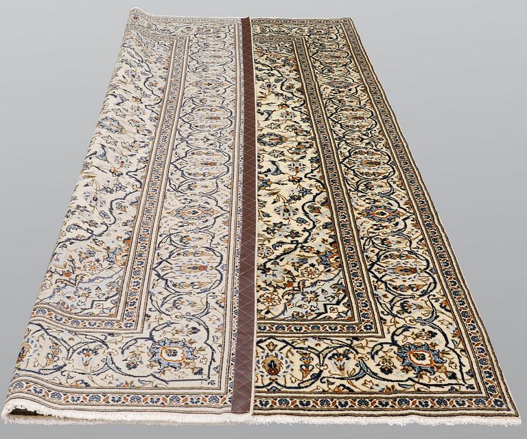 A carpet, Kashan, ca 297 x 200 cm.