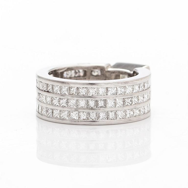 Sormus, platinaa ja princess-hiottuja timantteja yhteensä noin 4.21 ct.