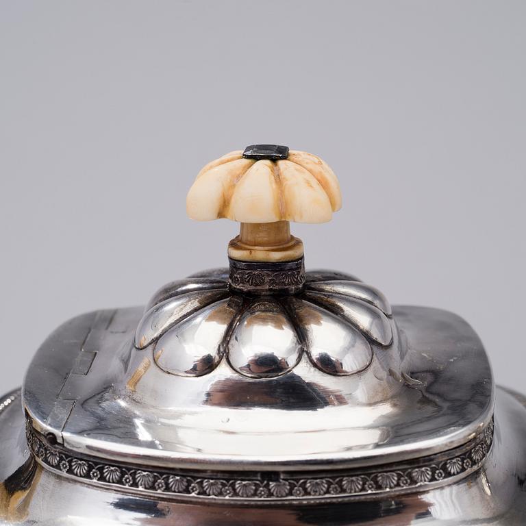 A SILVER COFFE POT AND CREAMER, Moscow 1828 and St:Petersburg 1836, total weight 750 g.