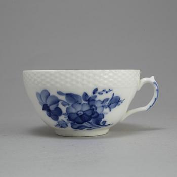 TEKOPPAR MED FAT 11 st, porslin, "Blå Blomst", Royal Copenhagen.