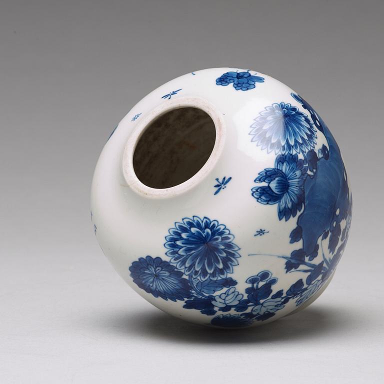 A blue and white Transitional vase, 17th Century.