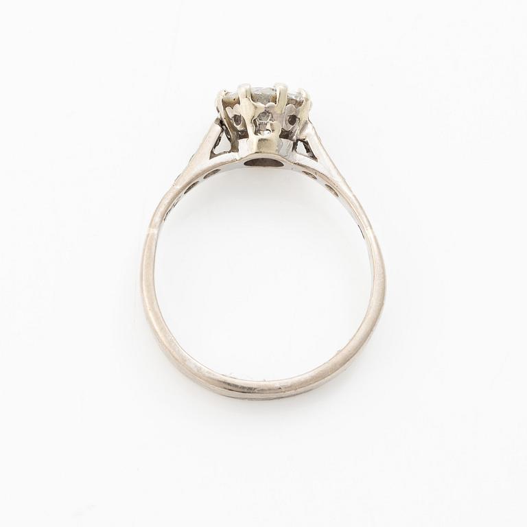 Ring in 18K white gold set with a brilliant-cut diamond.