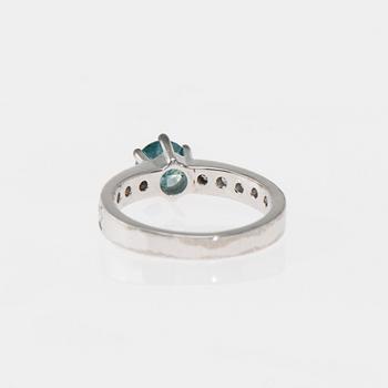 RING, 18K vitguld, färgad blå diamant, briljantslipade diamanter. Vikt ca 5,0 g.