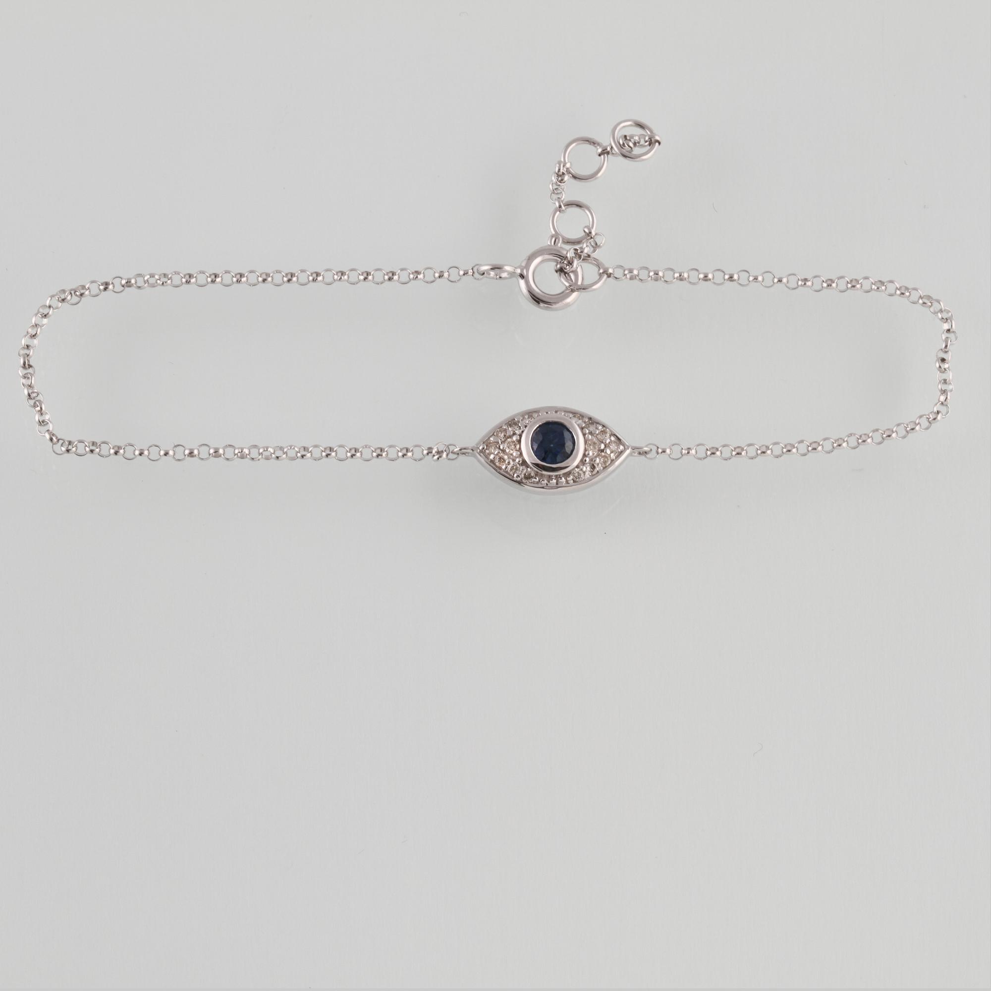 ARMBAND, 18K vitguld med briljantslipade diamanter ca 0.09 ct samt fasettslipad blå safir ca 0.18 ct Vikt 1,5 gram.