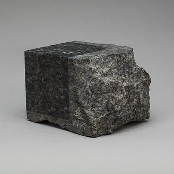 TAKASHI NARAHA, skulptur. Diabas. Signerad och daterad 1979.