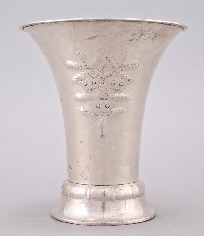 BÄGARE, silver, K. Anderson, Stockholm, 1918. Tot. v. 590 g.