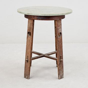 BORDSSKIVA med bord, kolmårdsmarmor, 1900-tal.
