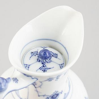 A 'Blue Fluted Half Lace' / 'Musselmalet' porcelain chocolate pot, Royal Copenhagen, model 482, post 1923.