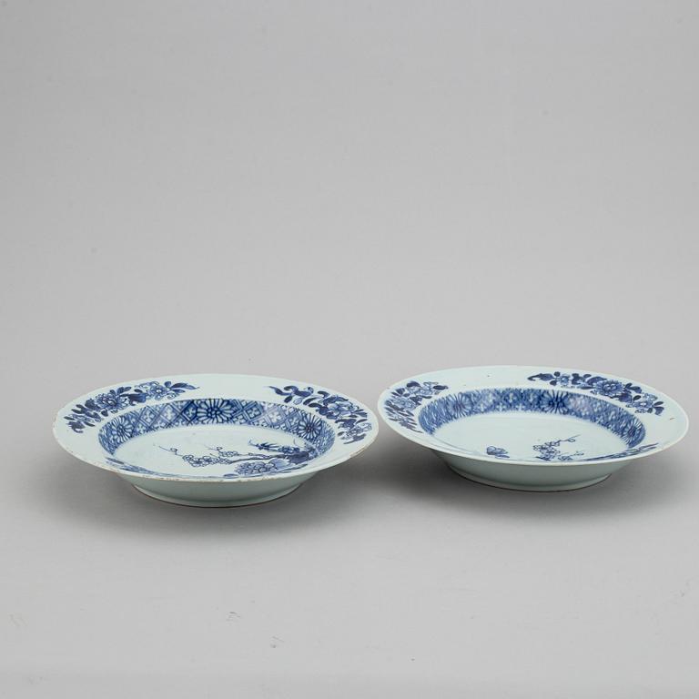 A pair of blue and white plates and a serving dish, Qing dynasty, Qianlong (1736-95).