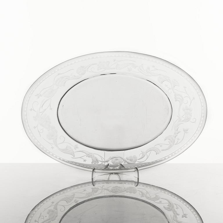 Simon Gate, an engraved Swedish Grace glass bowl on a plate, Orrefors, Sweden 1925, model 147.