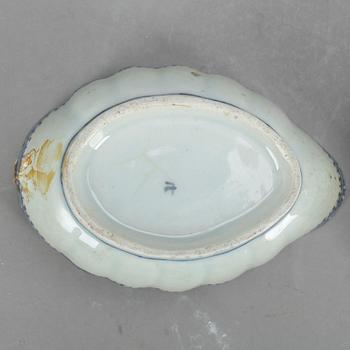 TEKANNA samt SÅSSNIPA, porslin, Kina, Qianlong (1736-35).