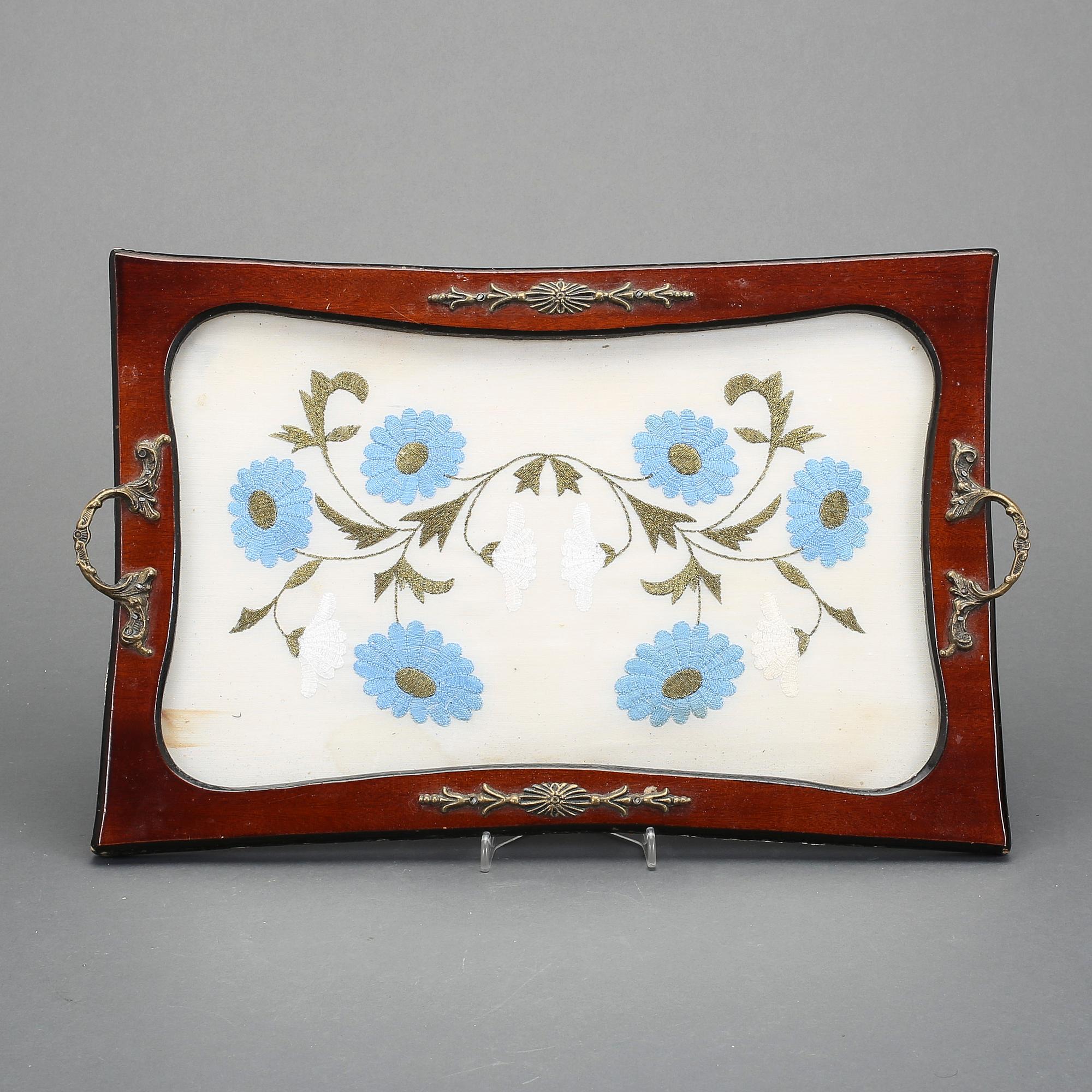 BRICKA, med broderi, 1800-tal.
