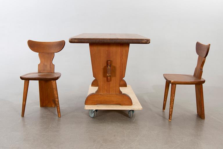A five pieces 1930:s pine dining set.
