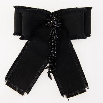 CHANEL JA GUCCI, kolme rintakorua.