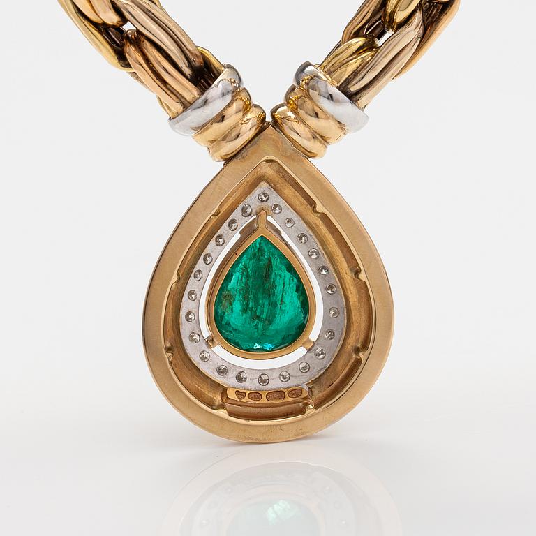 An 18K gold necklace with an emerald and brilliant-cut diamonds ca. 0.48 ct in total. Erkki Nupponen, Helsinki 1995.