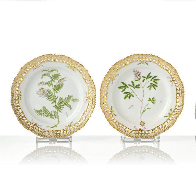 Tallrikar, 11 stycken, porslin. Royal Copenhagen,,' Flora Danica', Danmark, 1900-tal.