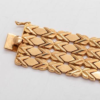 An 18K gold bracelet, Italy.